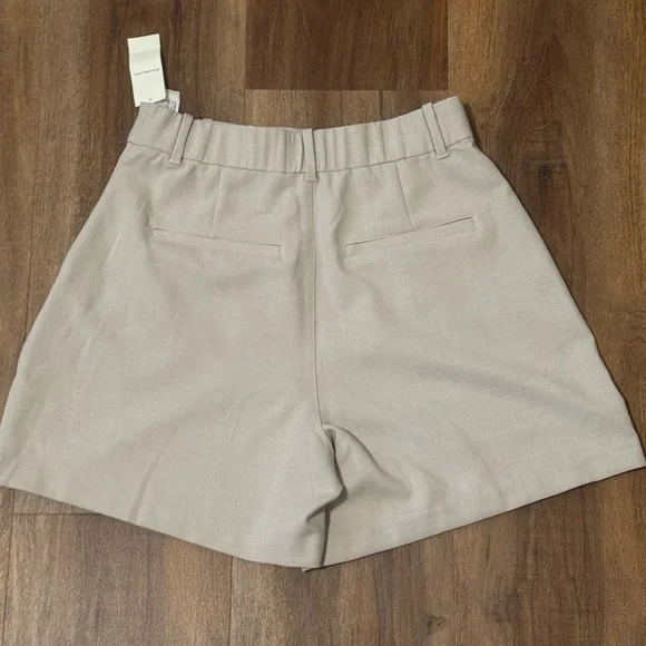 Abercrombie and Fitch Women's Beige High-Waisted Tailored Shorts NWT - Picture 4 of 6
